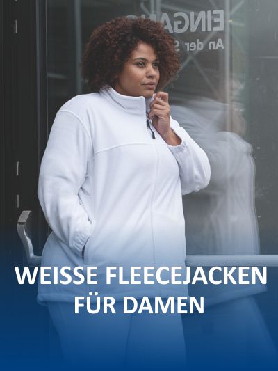 Frau in weißer Fleecejacke steht vor dem Eingang einer Tür.